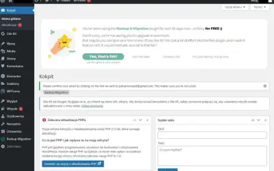 Panel WordPress z menu po lewej i powiadomieniami o aktualizacji PHP oraz formularzem szybkiego szkicu.