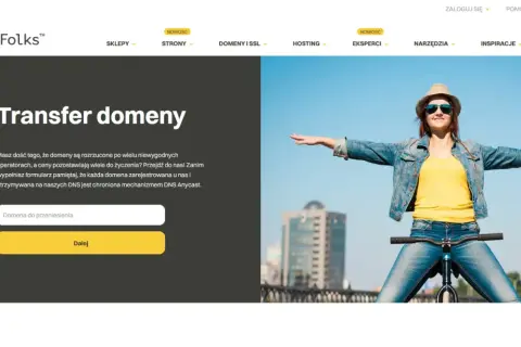 Kobieta na rowerze z rozłożonymi rękami, na tle miasta i formularza do przeniesienia domeny.