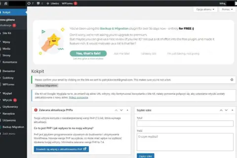 Panel WordPress z menu po lewej i powiadomieniami o aktualizacji PHP oraz formularzem szybkiego szkicu.