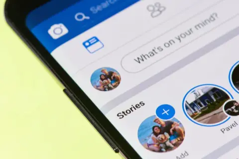 Facebook: Jak usunąć relację z telefonu? Pełna kontrola!