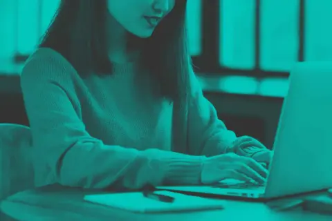 Content Manager: Ile zarobisz? Pensje, AI i kluczowe czynniki.
