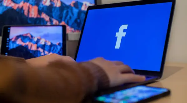 Połącz Messenger z Facebookiem: Krok po kroku, bez problemów!