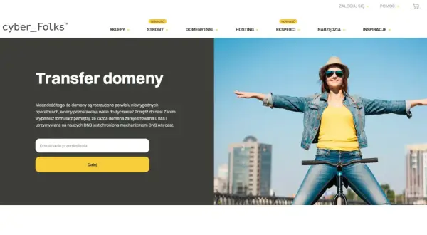 Kobieta na rowerze z rozłożonymi rękami, na tle miasta i formularza do przeniesienia domeny.