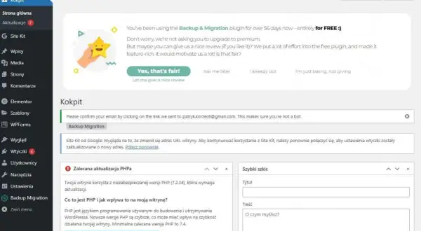Panel WordPress z menu po lewej i powiadomieniami o aktualizacji PHP oraz formularzem szybkiego szkicu.