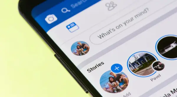 Facebook: Jak usunąć relację z telefonu? Pełna kontrola!