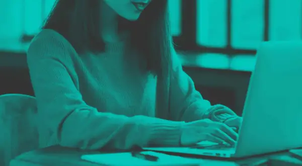 Content Manager: Ile zarobisz? Pensje, AI i kluczowe czynniki.