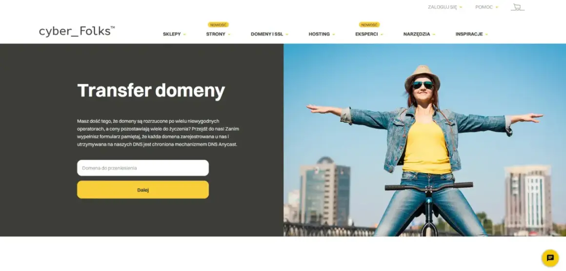 Kobieta na rowerze z rozłożonymi rękami, na tle miasta i formularza do przeniesienia domeny.