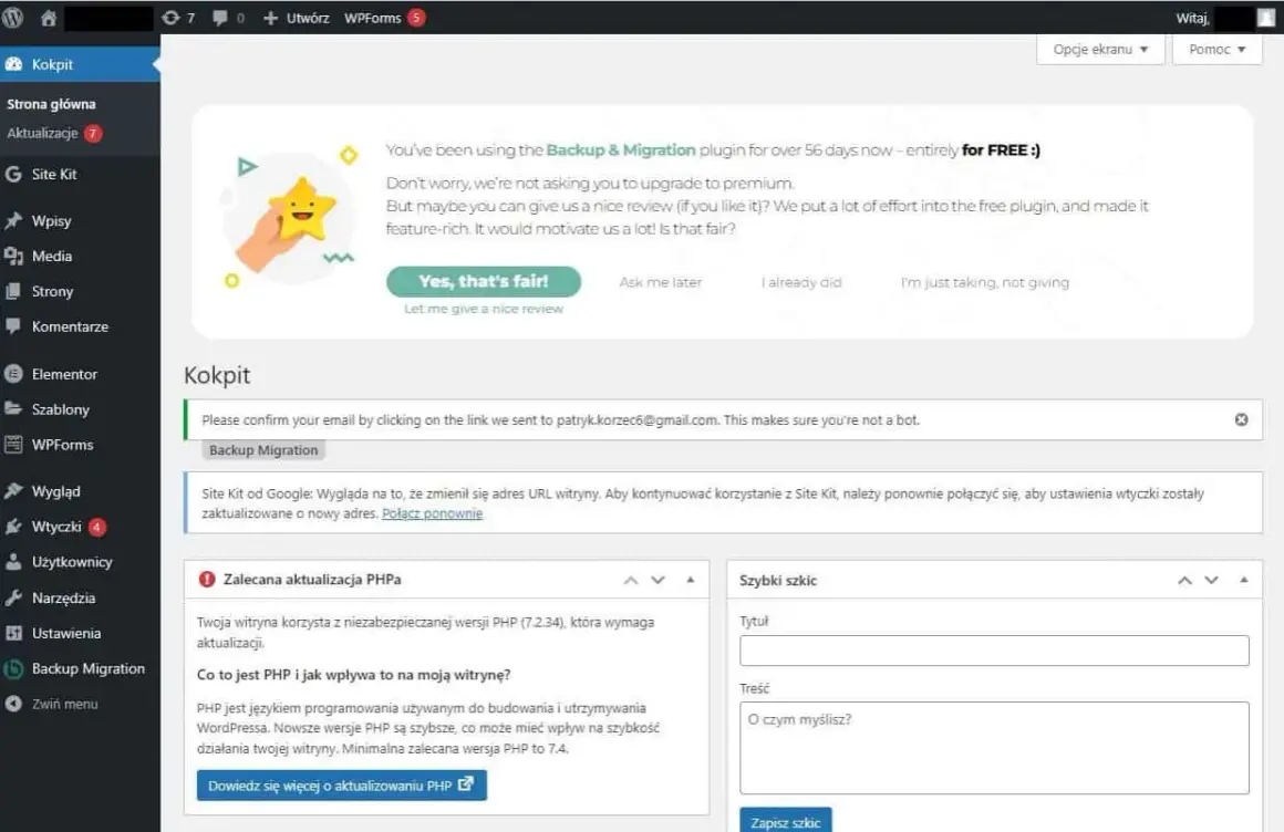 Panel WordPress z menu po lewej i powiadomieniami o aktualizacji PHP oraz formularzem szybkiego szkicu.