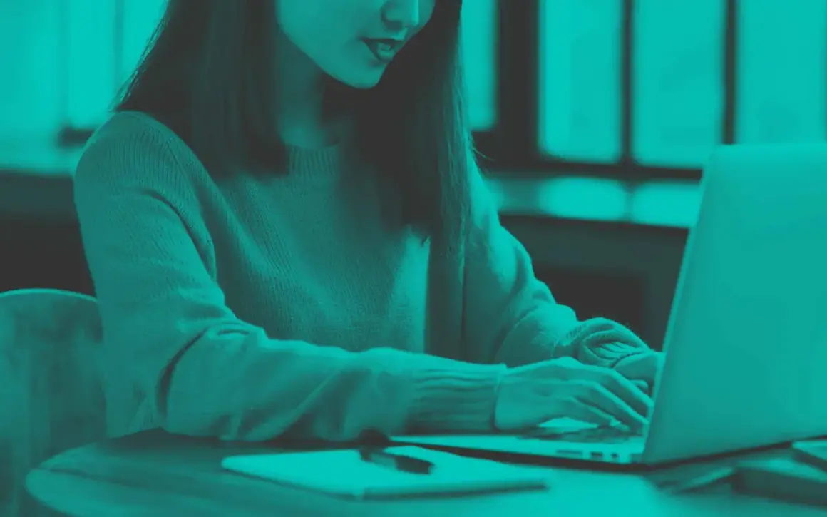 Content Manager: Ile zarobisz? Pensje, AI i kluczowe czynniki.