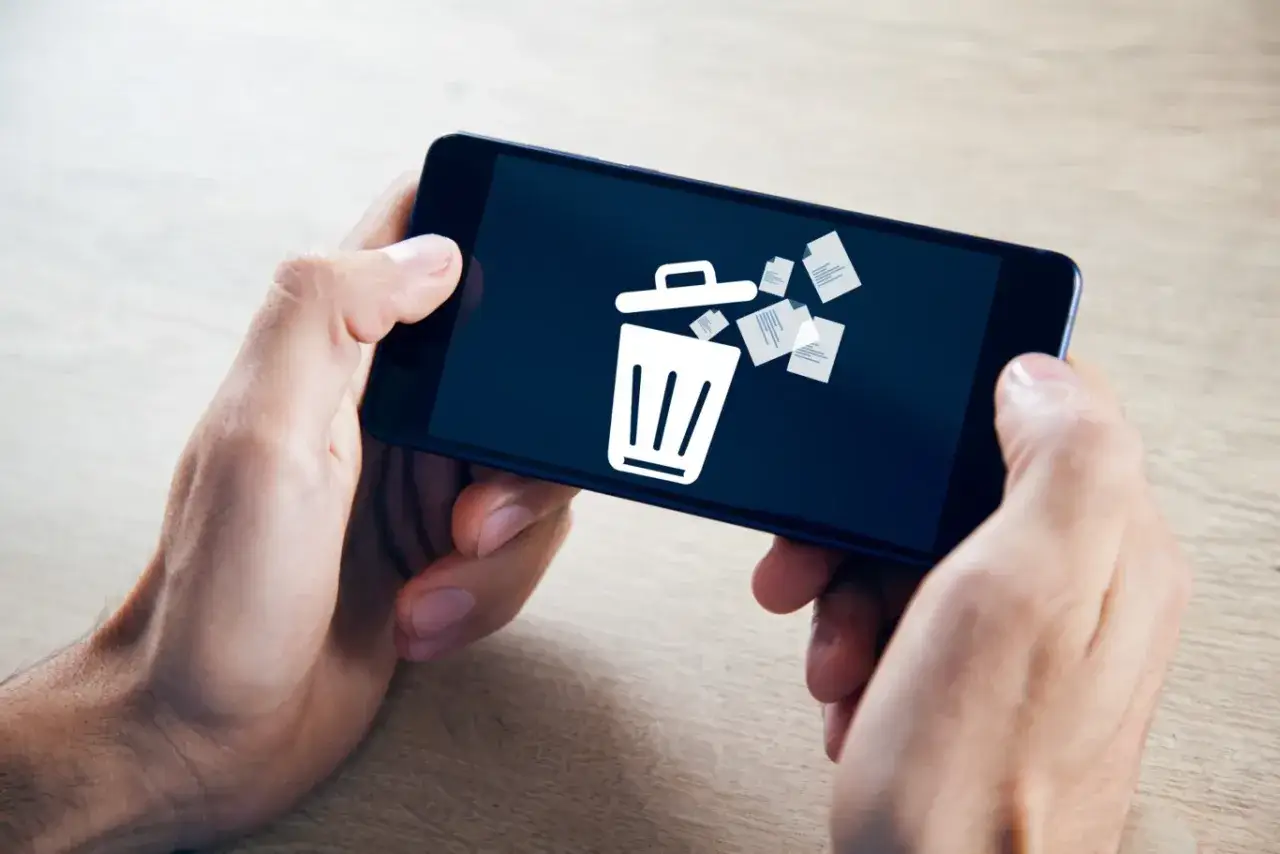 Osoba sprawdzająca telefon z frustracją