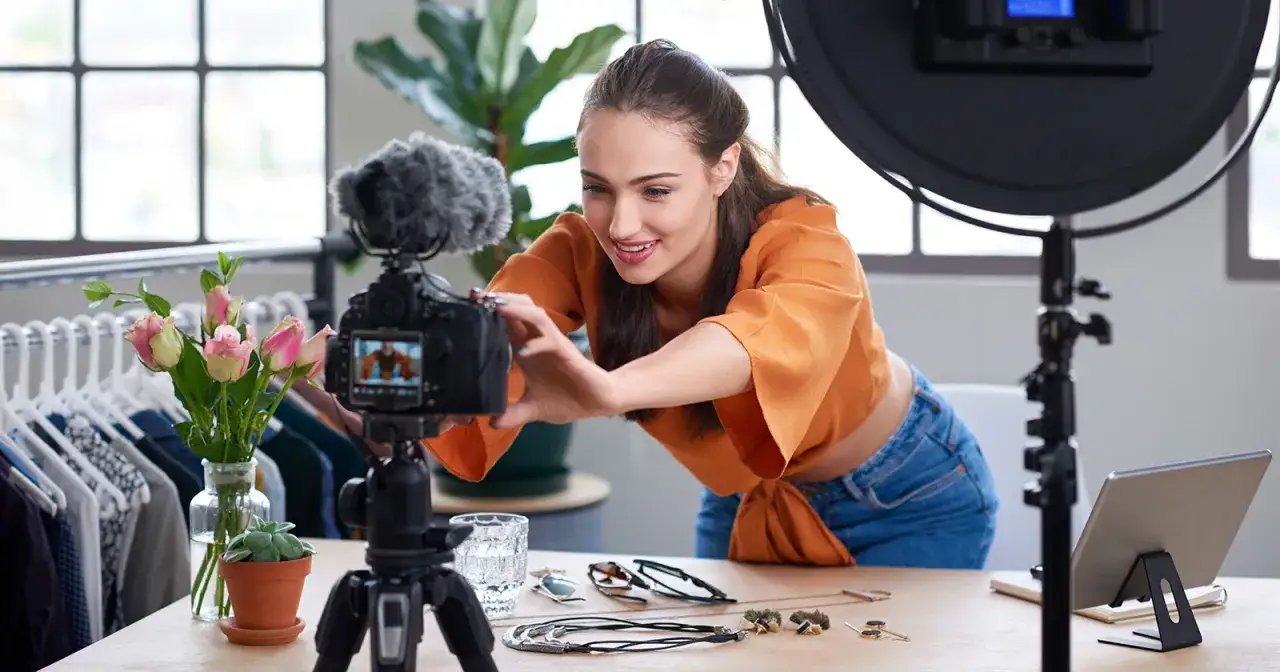 Content creator pracujący na laptopie z kreatywnymi elementami