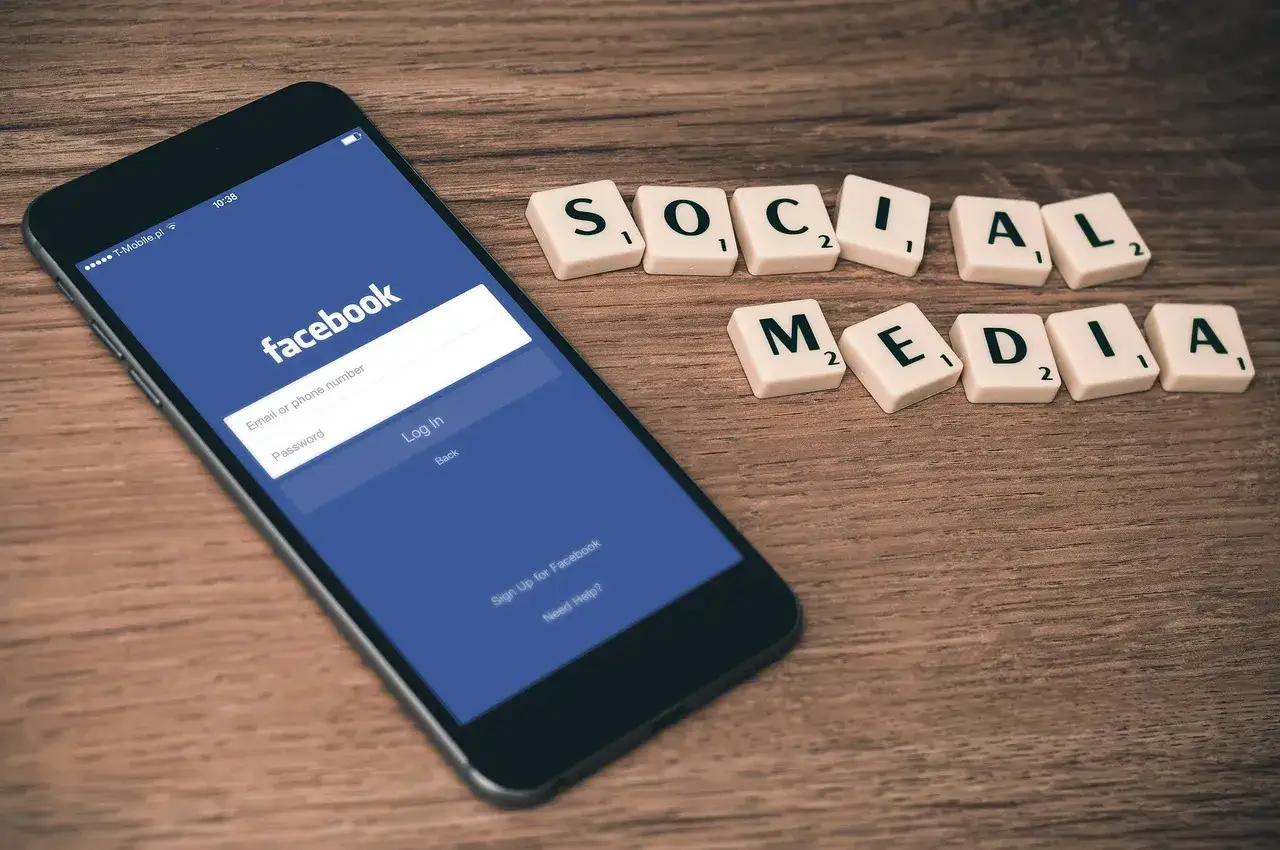 Facebook aplikacja mobilna vs przeglądarka